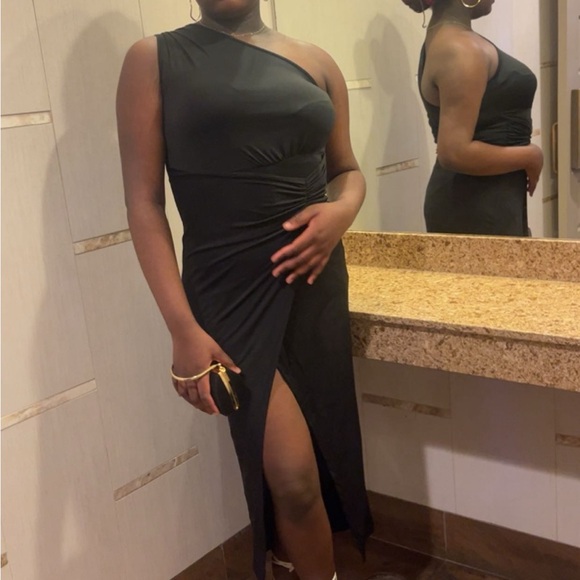 Black asymmetrical dress - Picture 2 of 3